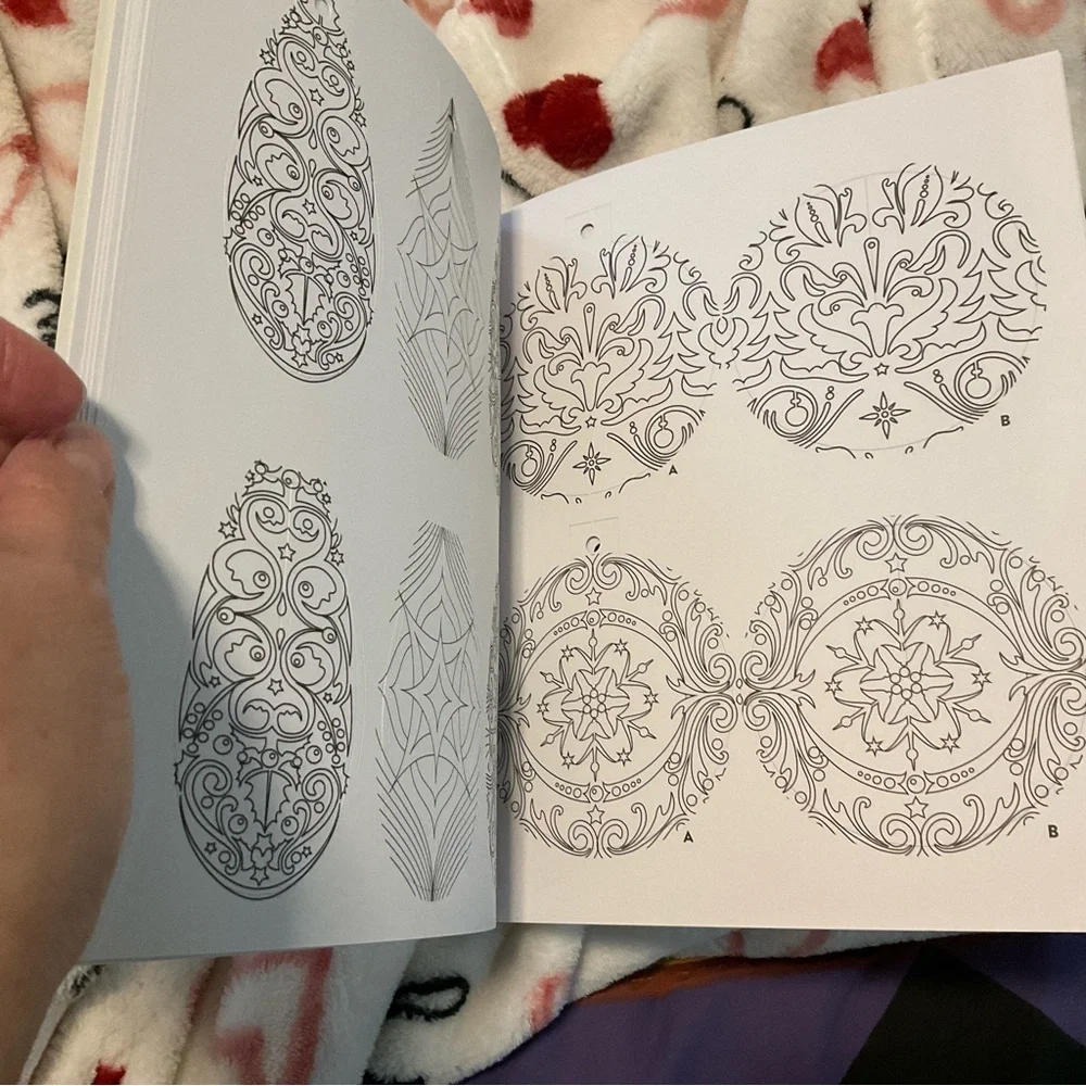 Color Your Own Christmas Ornaments: Features 50 3D Punch-Out Designs BOOK